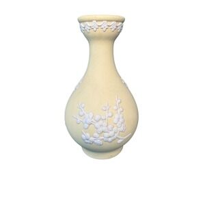 VTG Wedgwood Yellow & Primrose White Jasperware Prunus Blossom Bud Vase England